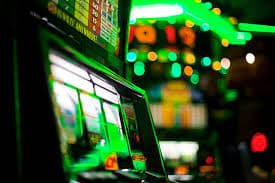 aristocrat Mobile App Myanmar MMK ဖြင့် Slots Sportsbook ကစားနေသော မြင်ကွင်း
